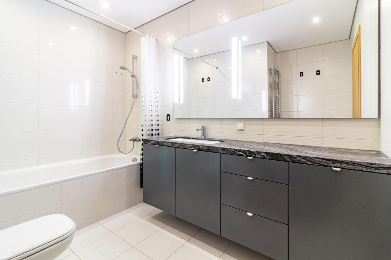 Cohost I Sunny Center Apt, Covered Parking, Balcony & Self Check-In Kaunas Exteriör bild